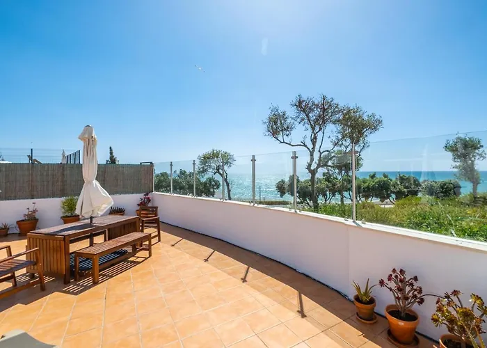 Stunning Terrace With Ocean View דירה *